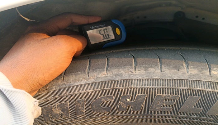 2021 Toyota Innova Crysta 2.4 ZX AT 7 STR, Diesel, Automatic, 61,421 km, tyre