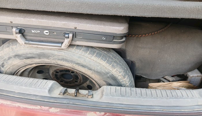 2011 Hyundai i10 SPORTZ 1.1, CNG, Manual, 1,29,302 km, tyre