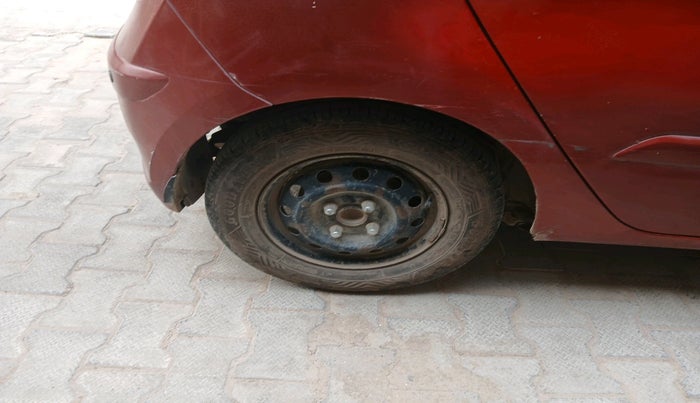 2011 Hyundai i10 SPORTZ 1.1, CNG, Manual, 1,29,302 km, tyre