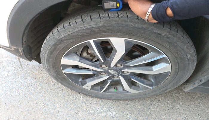 2021 Mahindra XUV300 W8 (O) 1.5 DIESEL AMT, Diesel, Automatic, 1,19,724 km, tyre