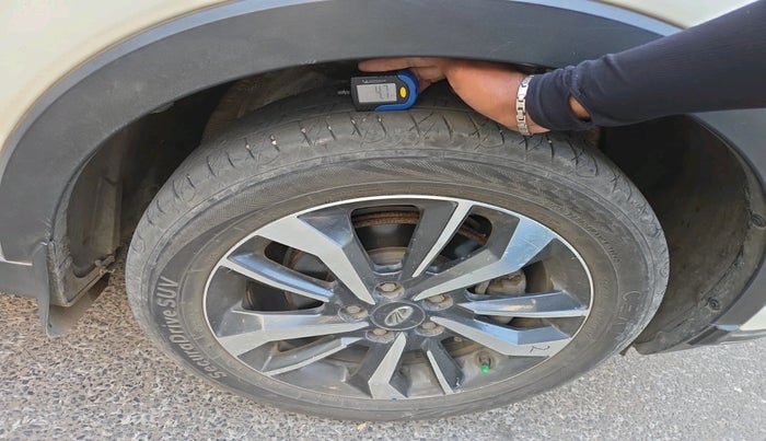 2021 Mahindra XUV300 W8 (O) 1.5 DIESEL AMT, Diesel, Automatic, 1,19,724 km, tyre