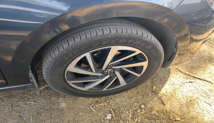 2023 Volkswagen VIRTUS TOPLINE TSI 1.0 AT, Petrol, Automatic, 49,562 km, tyre