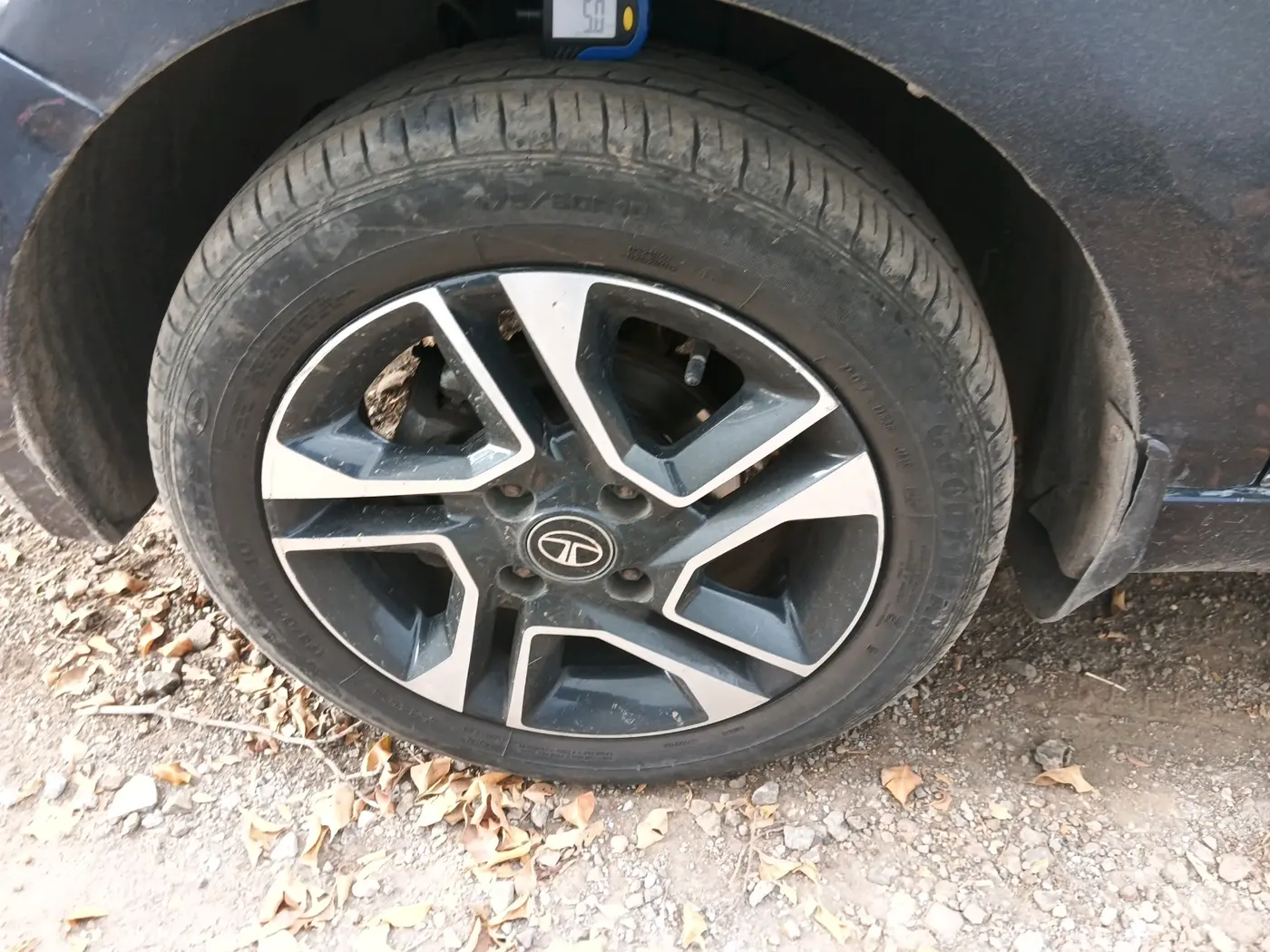 2018 Tata TIGOR XZ PLUS PETROL, CNG, Manual, 95,773 km, tyre