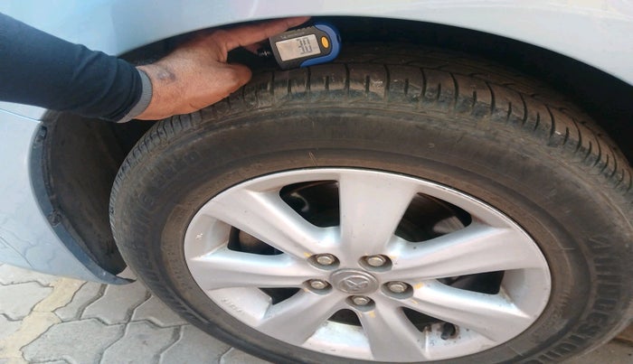 2011 Toyota Corolla Altis G PETROL, Petrol, Manual, 1,27,714 km, tyre