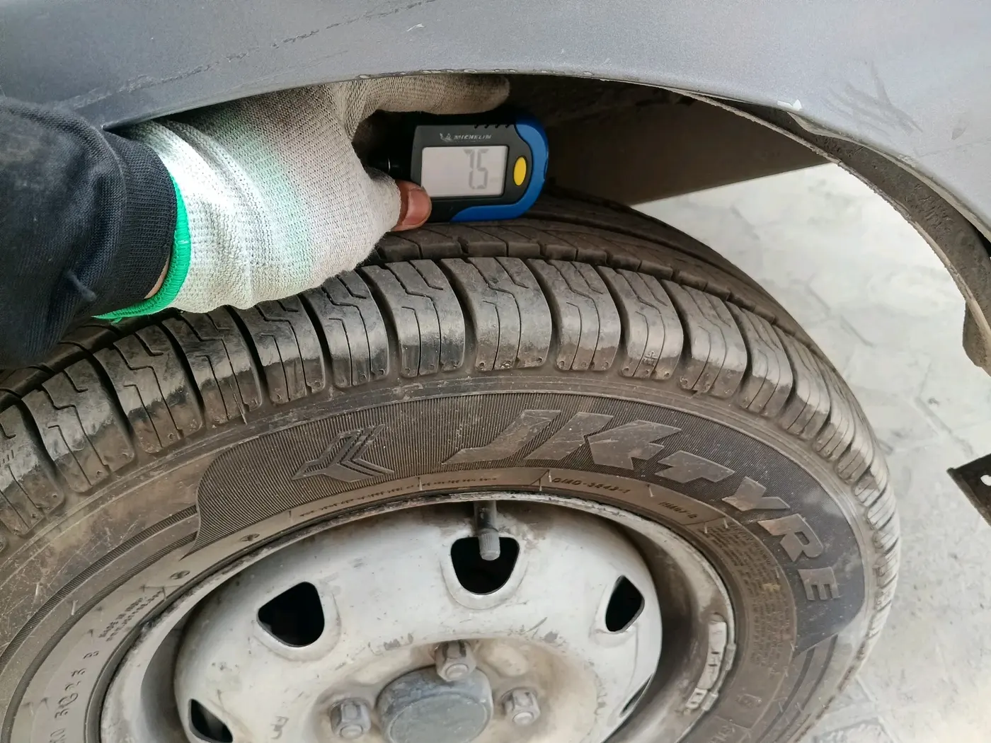2017 Maruti Eeco 5 STR WITH A/C+HTR CNG, CNG, Manual, 1,41,315 km, tyre