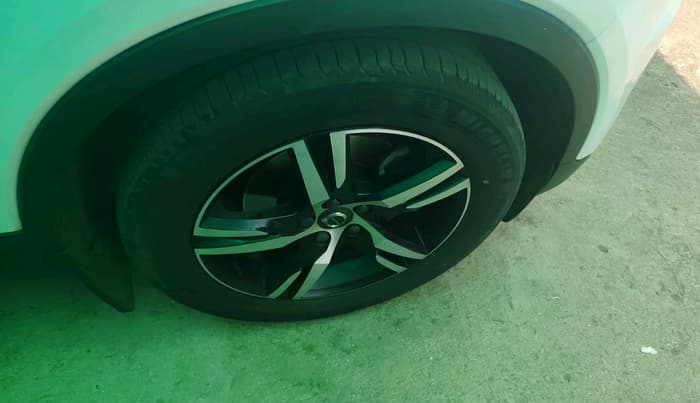 2021 Volvo XC 40 T4 R Design, Petrol, Automatic, 31,765 km, tyre