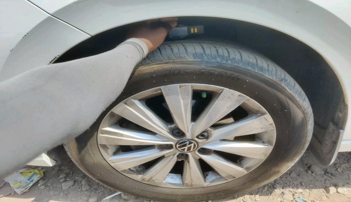 2022 Volkswagen VIRTUS HIGHLINE TSI 1.0 AT, Petrol, Automatic, 23,500 km, tyre