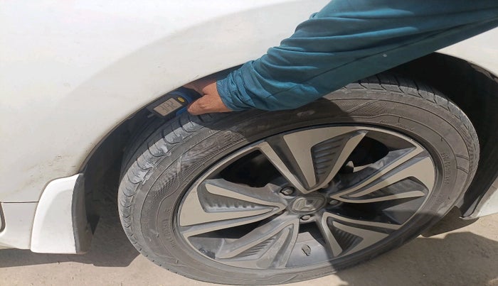 2019 Honda Civic 1.8L I-VTEC ZX CVT, Petrol, Automatic, 1,09,877 km, tyre