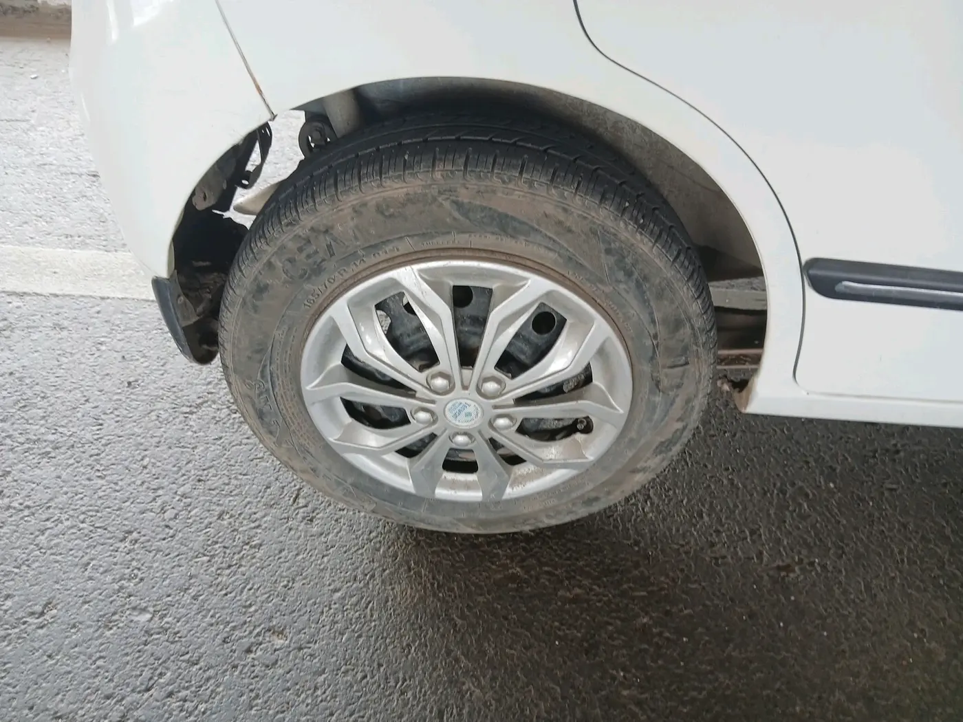 2015 Maruti Wagon R 1.0 VXI, Petrol, Manual, 1,00,617 km, tyre