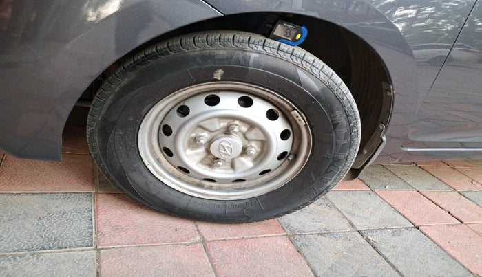 2015 Hyundai Eon ERA +, Petrol, Manual, 58,057 km, tyre