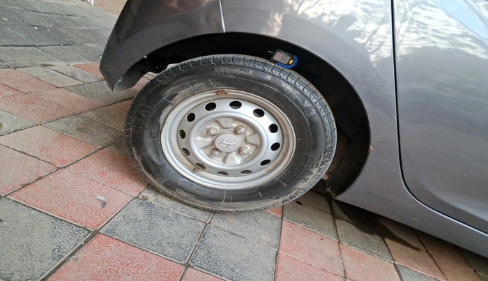 2015 Hyundai Eon ERA +, Petrol, Manual, 58,057 km, tyre