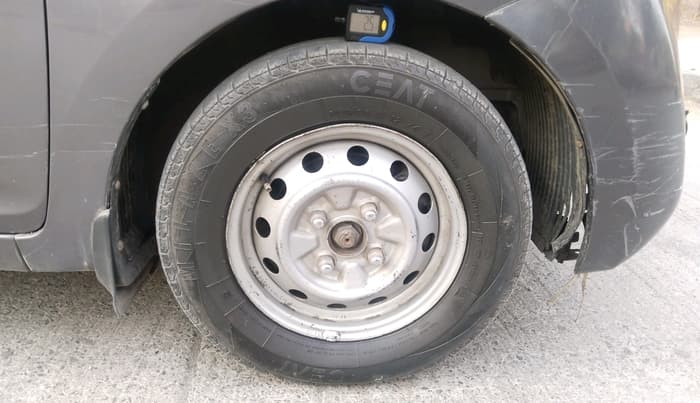 2017 Hyundai Eon ERA +, CNG, Manual, 1,36,902 km, tyre