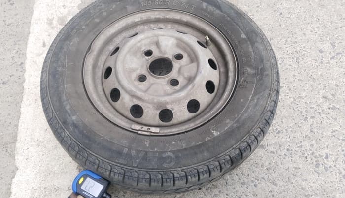 2017 Hyundai Eon ERA +, CNG, Manual, 1,36,902 km, tyre