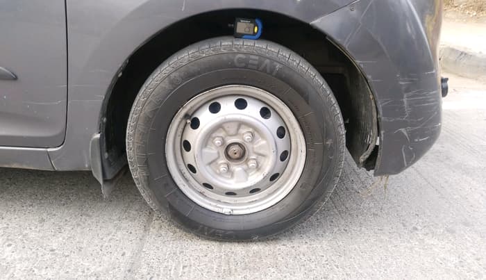 2017 Hyundai Eon ERA +, CNG, Manual, 1,36,902 km, tyre