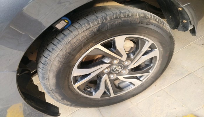 2022 Toyota Innova Crysta 2.7 GX AT 7 STR, Petrol, Automatic, 30,145 km, tyre