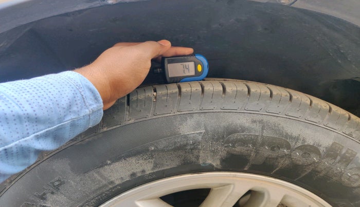 2011 Ford Endeavour 2.5L 4X2 MT, Diesel, Manual, 1,11,531 km, tyre