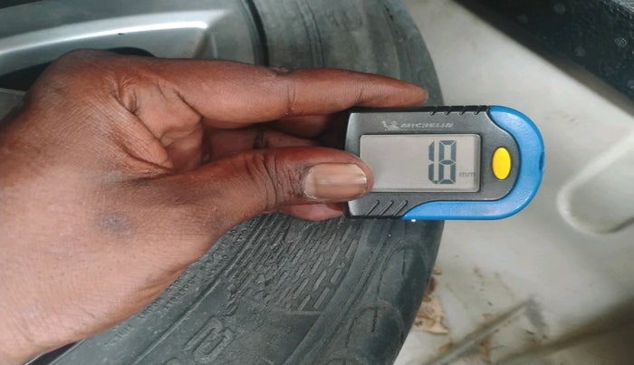 2010 Maruti SX4 ZXI, Petrol, Manual, 1,11,440 km, tyre