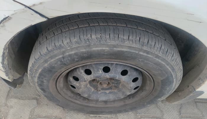 2013 Maruti Swift VXI, Petrol, Manual, 1,08,494 km, tyre
