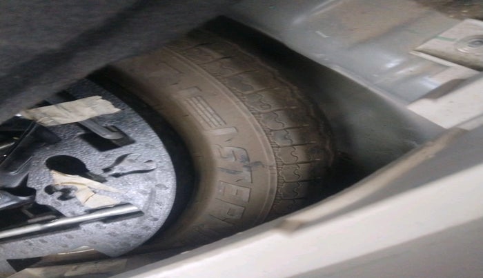 2022 Mahindra XUV300 W6 1.2 PETROL, Petrol, Manual, 62,463 km, tyre