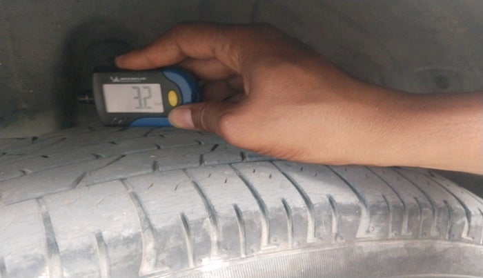 2022 Mahindra XUV300 W6 1.2 PETROL, Petrol, Manual, 62,463 km, tyre