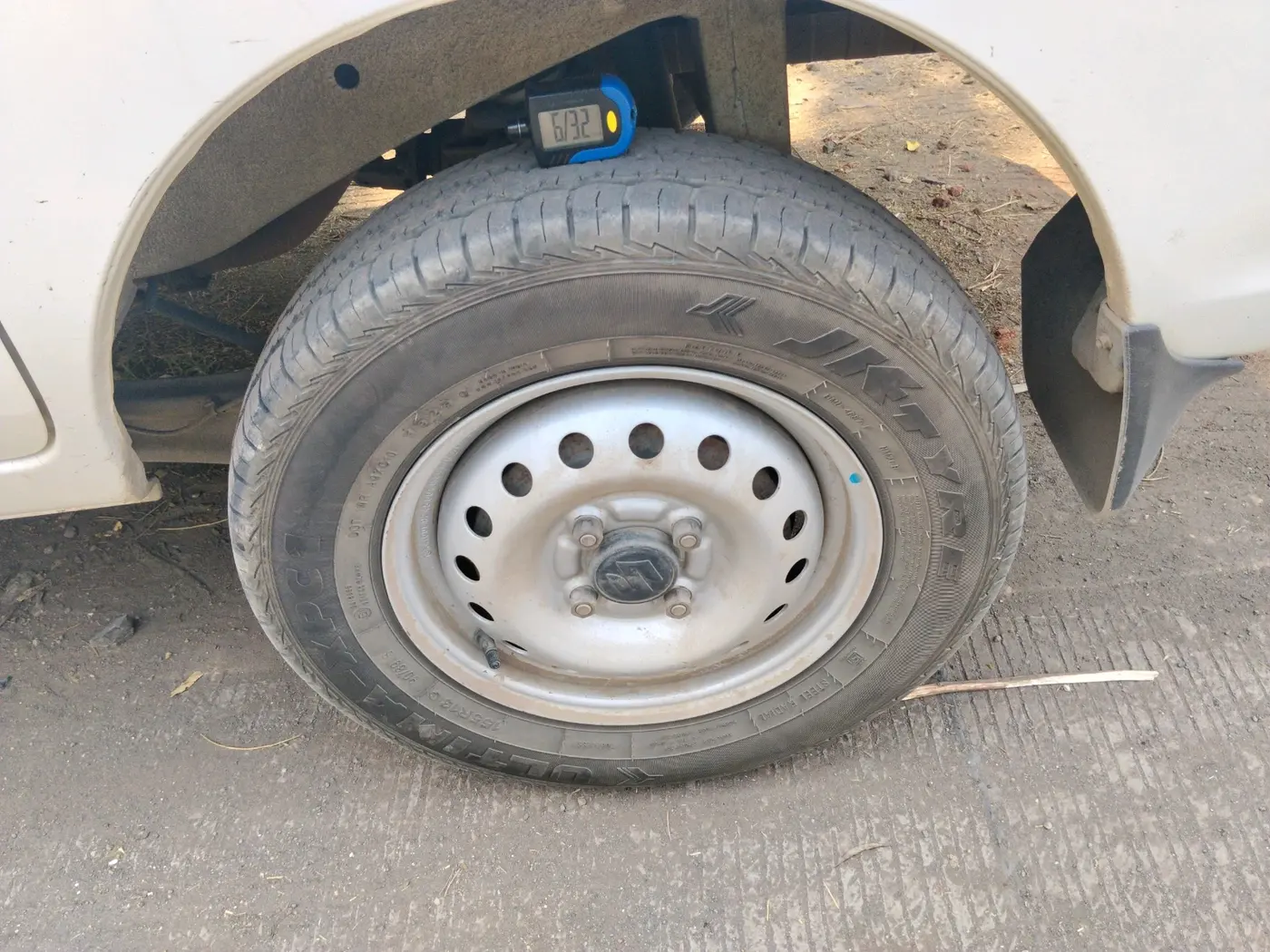 2023 Maruti Eeco 5 STR AC CNG, CNG, Manual, 42,330 km, tyre