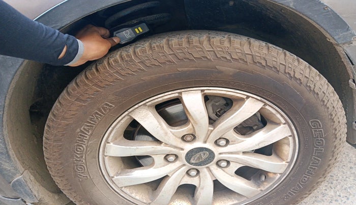 2017 Mahindra XUV500 W10 1.99, Diesel, Manual, 1,68,726 km, tyre