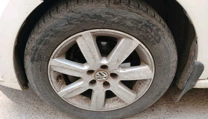 2011 Volkswagen Vento HIGHLINE 1.6 MPI, Petrol, Manual, 90,850 km, tyre