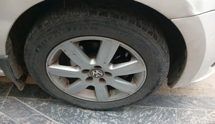 2011 Volkswagen Vento HIGHLINE 1.6 MPI, Petrol, Manual, 90,850 km, tyre