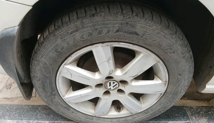 2011 Volkswagen Vento HIGHLINE 1.6 MPI, Petrol, Manual, 90,850 km, tyre