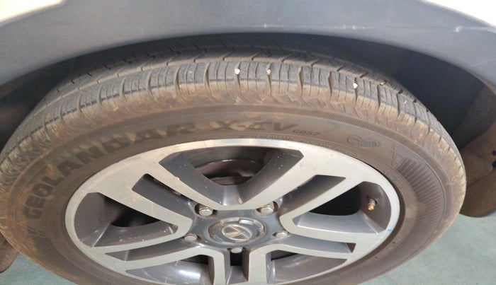 2017 Tata Hexa XT 4X2 7 STR, Diesel, Manual, 86,309 km, tyre