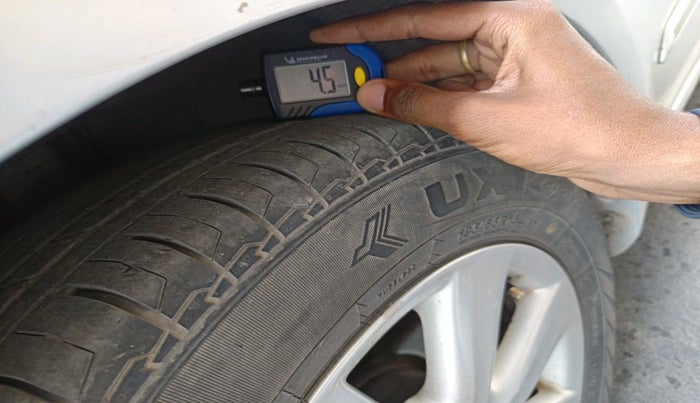 2011 Toyota Corolla Altis G PETROL, CNG, Manual, 1,22,671 km, tyre