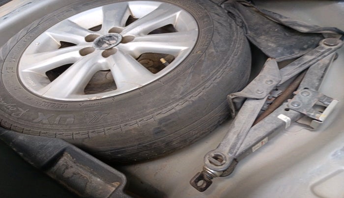 2011 Toyota Corolla Altis G PETROL, CNG, Manual, 1,22,671 km, tyre