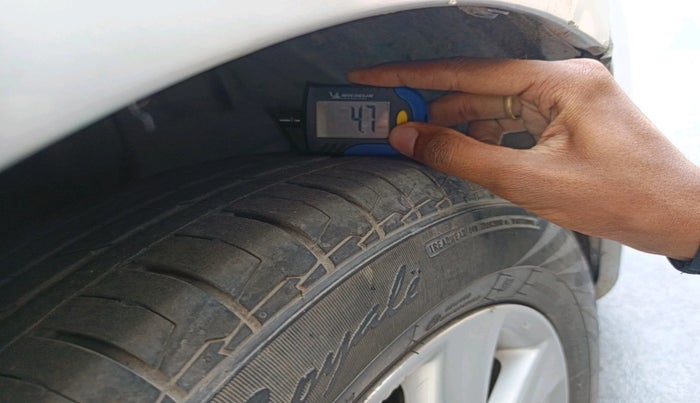 2011 Toyota Corolla Altis G PETROL, CNG, Manual, 1,22,671 km, tyre