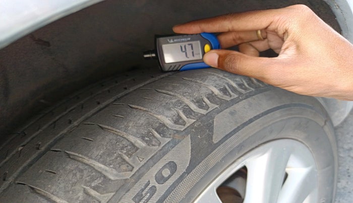 2011 Toyota Corolla Altis G PETROL, CNG, Manual, 1,22,671 km, tyre