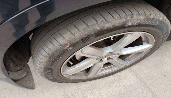 2017 Volvo XC 90 D5 MOMENTUM, Diesel, Automatic, 1,17,844 km, tyre