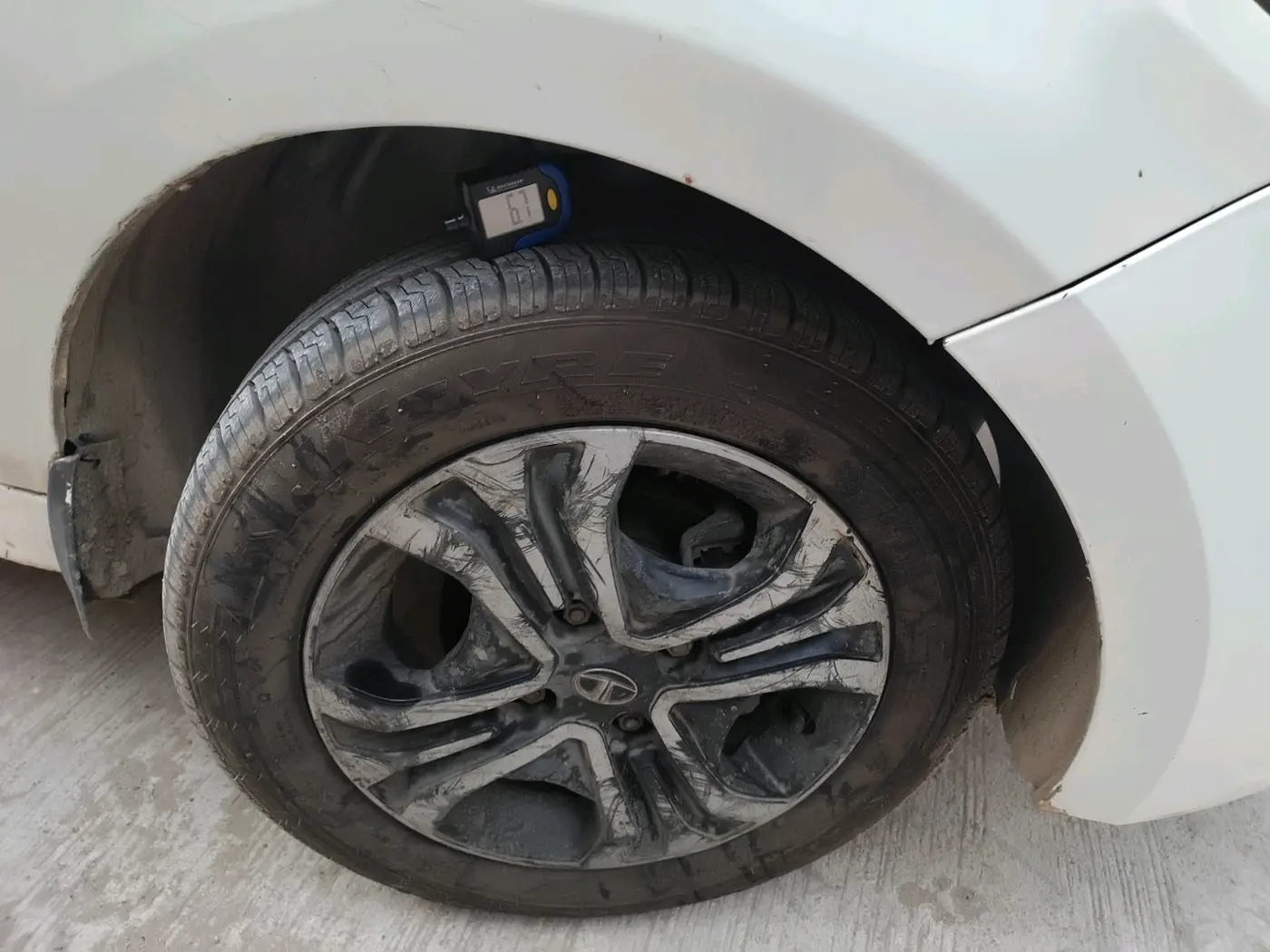 2019 Tata Tiago XZ PETROL, CNG, Manual, 1,04,392 km, tyre