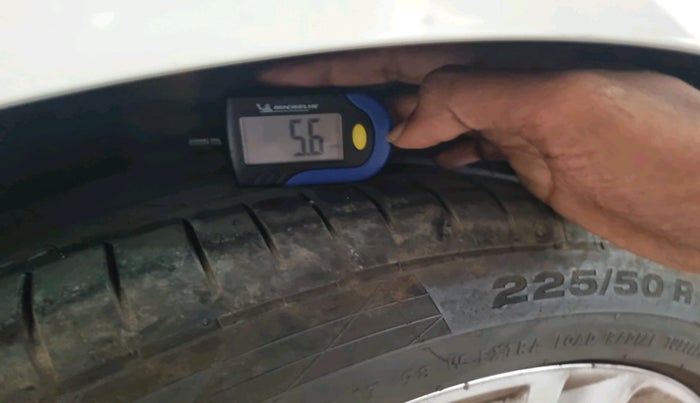 2010 Audi A4 2.0 TFSI, Petrol, Automatic, 1,02,511 km, tyre