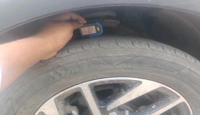 2023 Mahindra XUV300 W8 (O) 1.2 PETROL, Petrol, Manual, 1,04,447 km, tyre