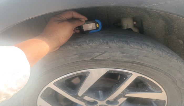 2023 Mahindra XUV300 W8 (O) 1.2 PETROL, Petrol, Manual, 1,04,447 km, tyre