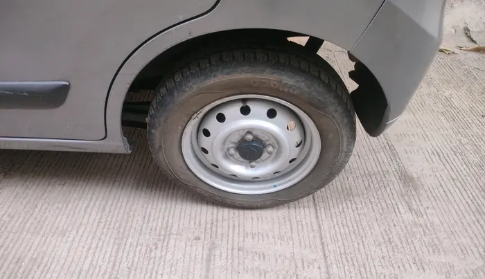 2017 Maruti Wagon R 1.0 LXI CNG, CNG, Manual, 25,688 km, tyre