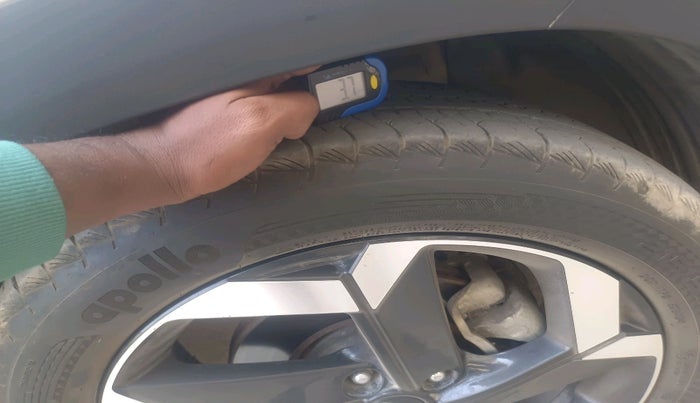 2021 Hyundai ALCAZAR PLATINUM (O) 6STR 2.0 AT, Petrol, Automatic, 31,833 km, tyre