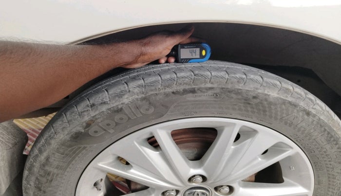 2017 Toyota Innova Crysta 2.8 ZX AT 7 STR, Diesel, Automatic, 1,57,768 km, tyre