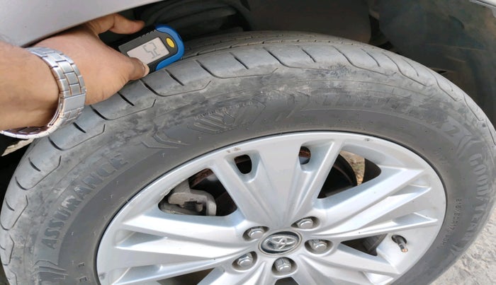 2018 Toyota Innova Crysta 2.4 ZX 7 STR, Diesel, Manual, 2,34,585 km, tyre