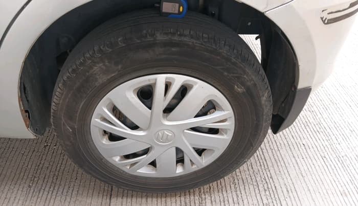 2017 Maruti Swift VXI, Petrol, Manual, 83,712 km, tyre