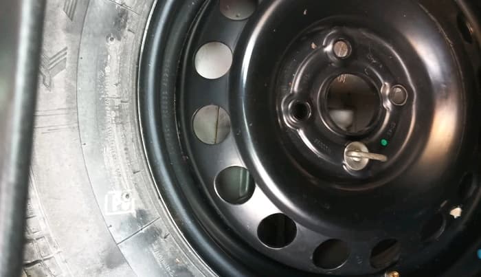2017 Maruti Swift VXI, Petrol, Manual, 83,712 km, tyre