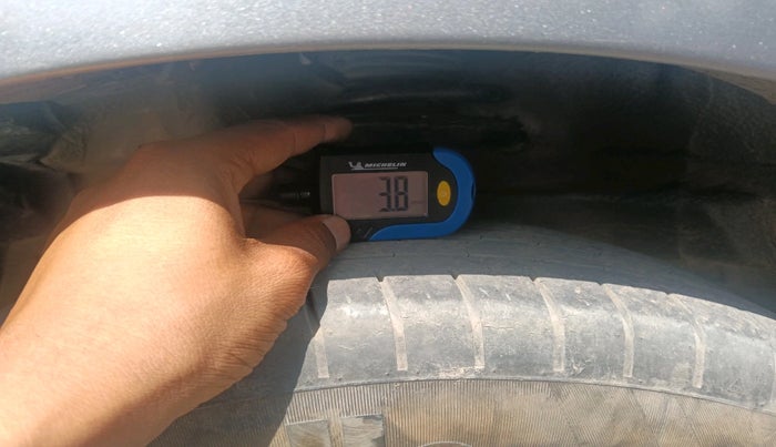 2015 Maruti Swift VXI, CNG, Manual, 92,354 km, tyre