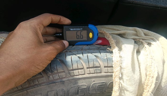 2015 Maruti Swift VXI, CNG, Manual, 92,354 km, tyre