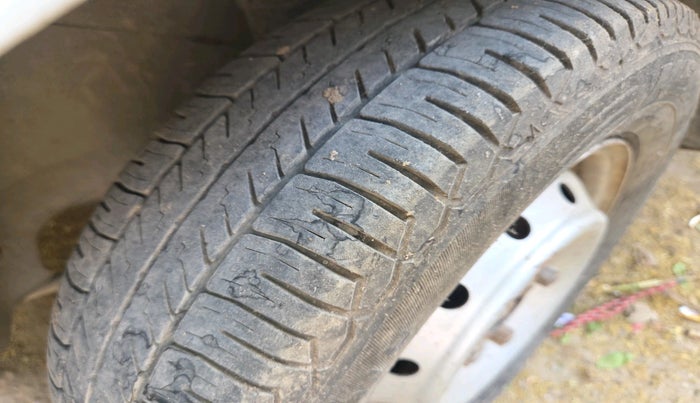 2011 Maruti Alto LXI, CNG, Manual, 1,60,200 km, tyre