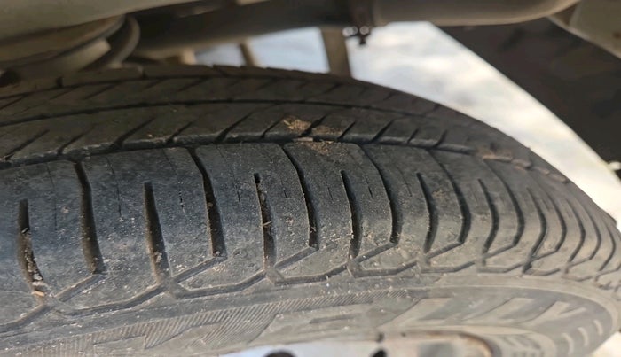 2011 Maruti Alto LXI, CNG, Manual, 1,60,200 km, tyre