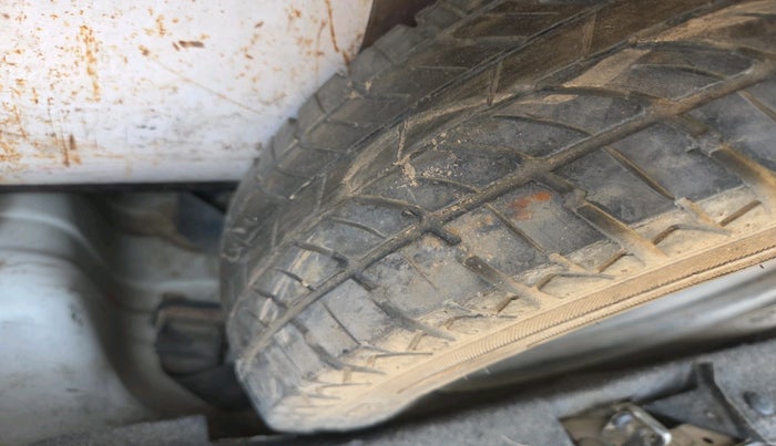 2011 Maruti Alto LXI, CNG, Manual, 1,60,200 km, tyre